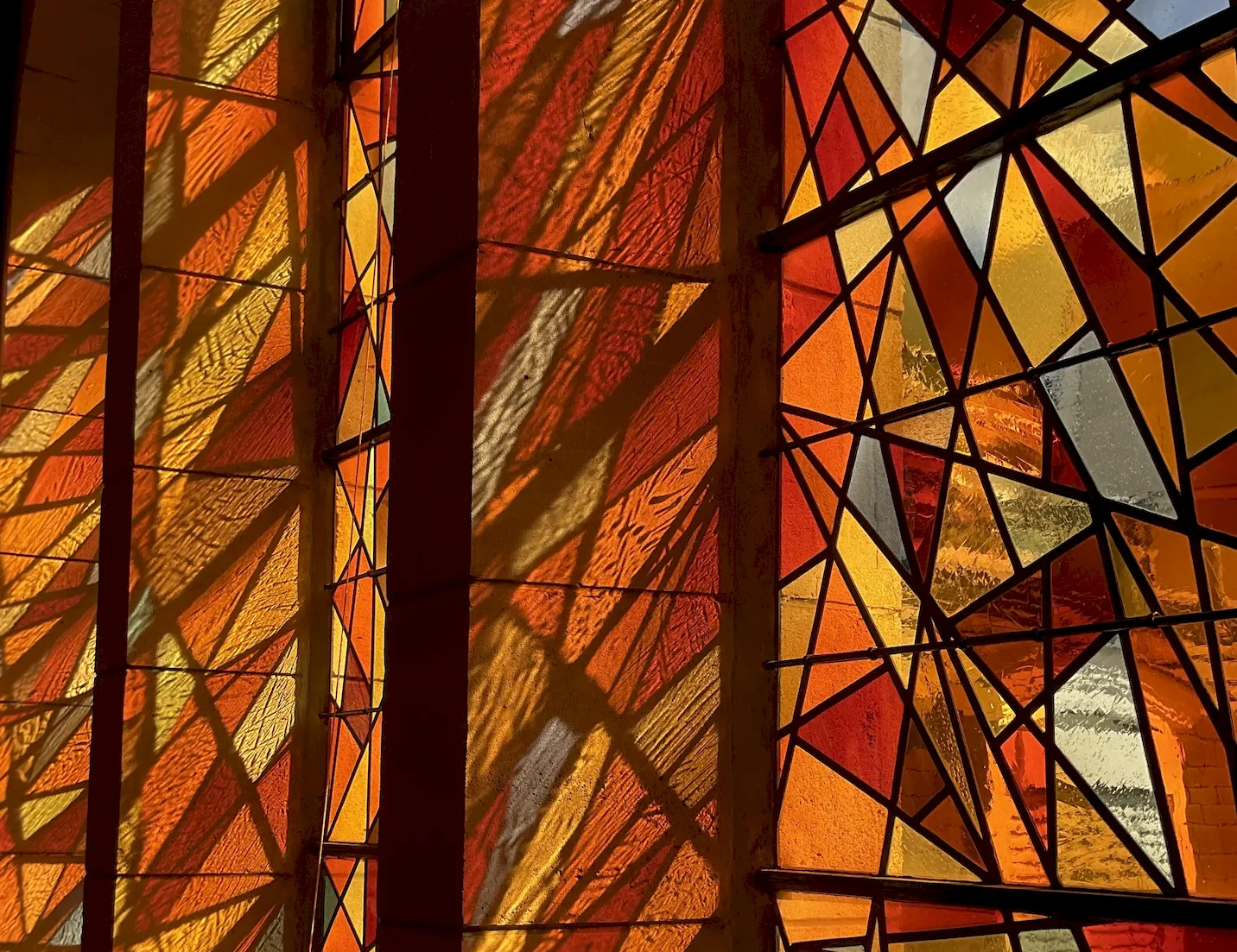 baies chapelle vitraux constellation couleurs felzine