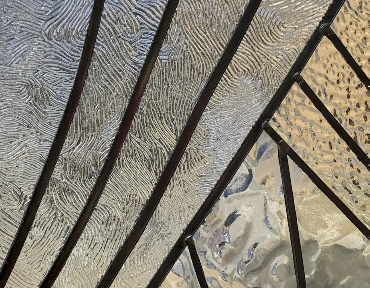 detail texture vitrail mouvement felzine