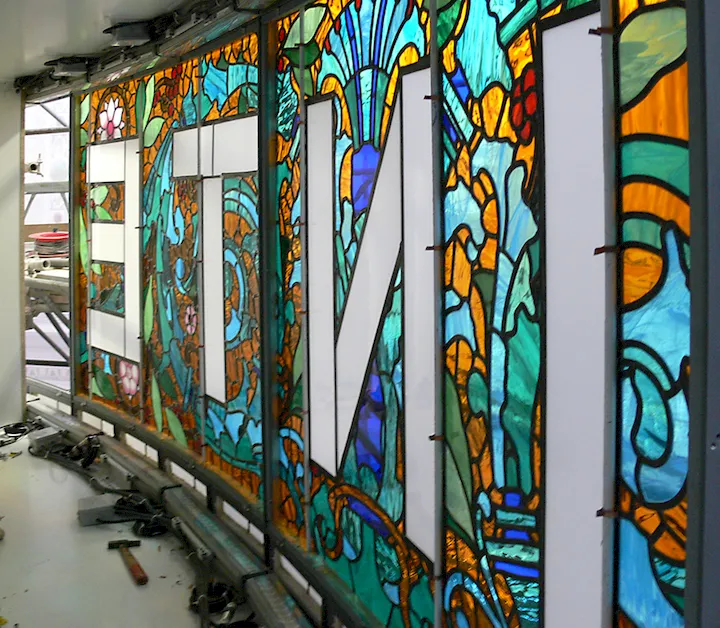 instalation vitrail enseigne printemps atelier felzine